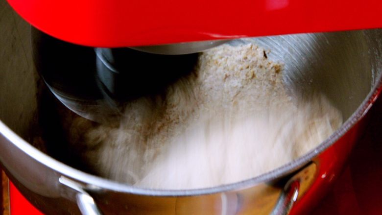 黑麦小餐包,启动厨师机搅拌。