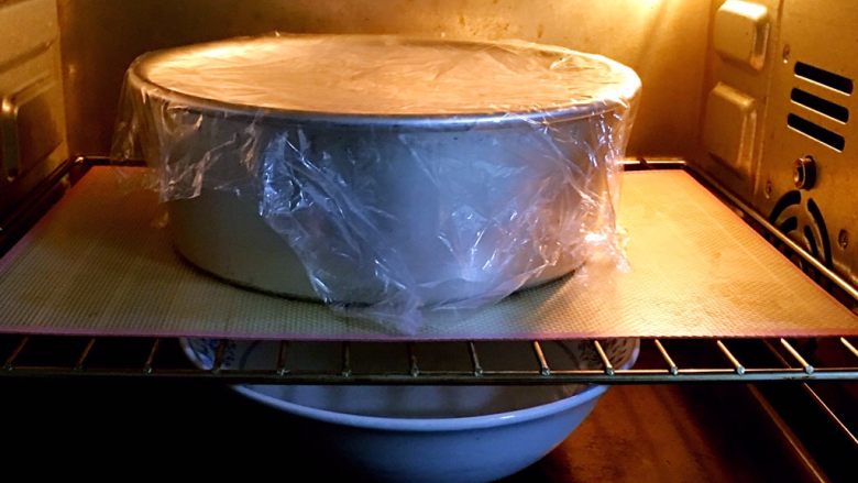 黑麦小餐包,放入烤箱发酵60分钟，烤盘中放热水，30分钟后要换一碗热水。