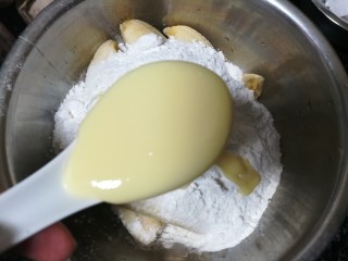 香蕉芝麻坚果仁馅饼,在糯米粉里加一大调羹炼乳，香蕉肉一起，和面。
