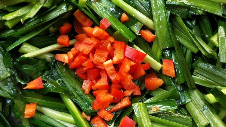 韭菜炒豆渣,倒入红椒粒。