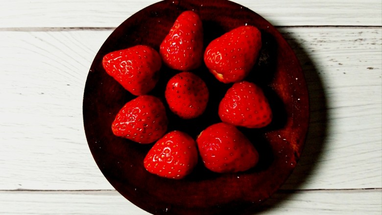 雪人⛄️的畅想~草莓🍓大福,草莓🍓洗净去蒂。