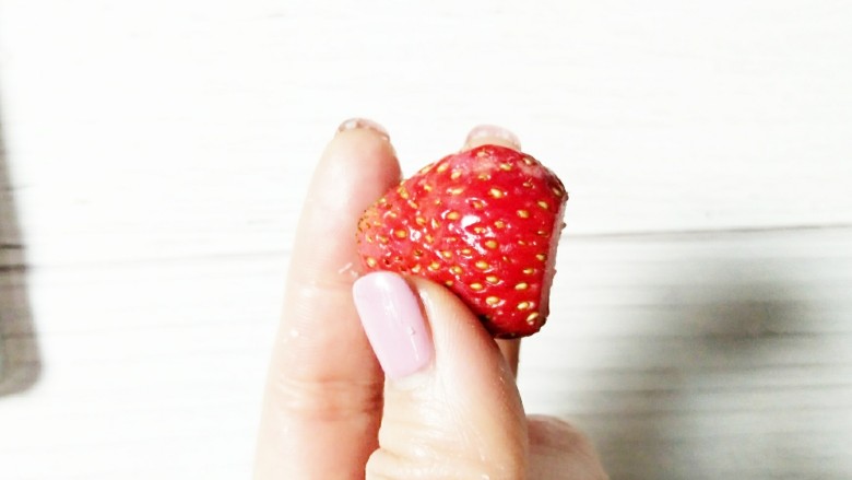 雪人⛄️的畅想~草莓🍓大福,草莓🍓蒂的那一头切平。