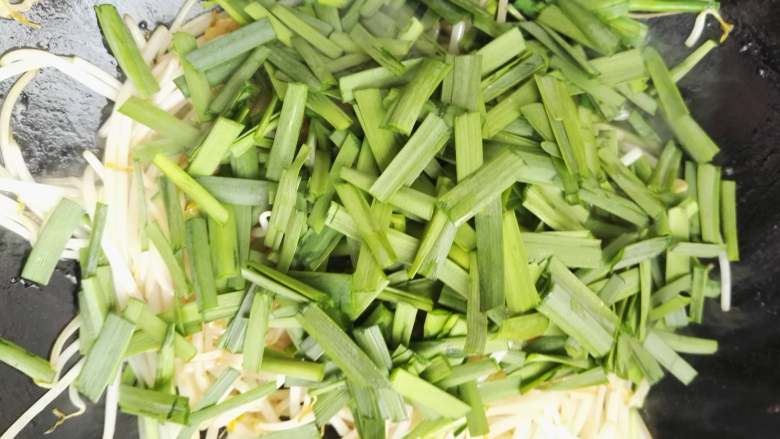 春天的味道-韭菜炒银芽,最后加入韭菜叶，翻炒均匀即可出锅，动作不要慢哦，菜在锅里多几秒钟，就出水塌秧了。