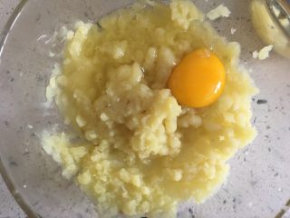 闻香圈（“蚊香”薯条）,加入一个鸡蛋