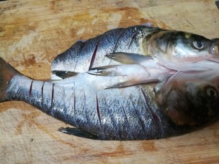 椒盐烤全鱼,在鱼身上划几刀，便于入味