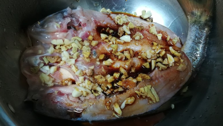 椒盐烤全鱼,把这些调料都放在鱼身上腌制。
至少要腌制1.5小时以上哦，这样才够味，不然鱼腥味会很重。