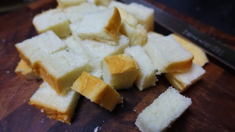 香蕉面包布丁（低脂低糖版）,面包切成约2cm*2cm的块。