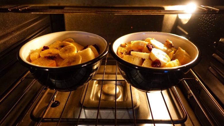 香蕉面包布丁（低脂低糖版）,烤箱预热180度，放中层，上下火烤25分钟（按自家烤箱脾气调节时间喔）