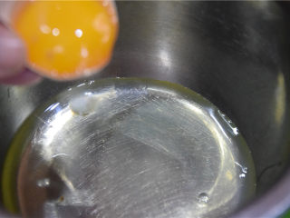 樱花虾坚果薄烧,分离一颗鸡蛋，取蛋清。