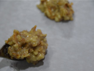 樱花虾坚果薄烧,然后用小勺，将面糊尽量平均地分布在油纸上。