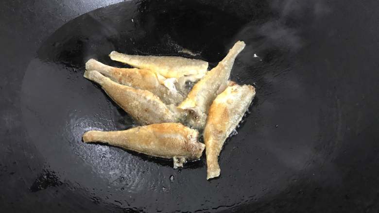 小黄鱼雪菜面,煎到两面呈金黄色后捞出。