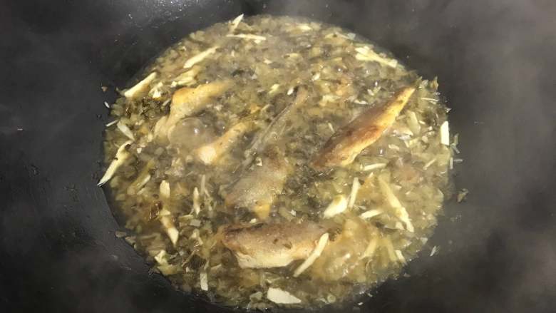 小黄鱼雪菜面,放入煎好的小黄鱼煮至汤汁入味即可。