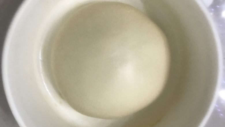 奶香绵绵白吐司,揉至完全扩展阶段出手套膜拿出来整圆放入发酵盒中