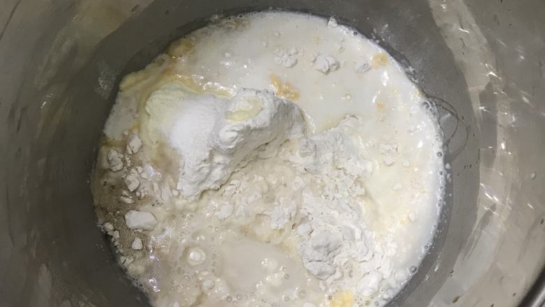 奶香绵绵白吐司,把所有食材放入厨师机桶里除黄油外