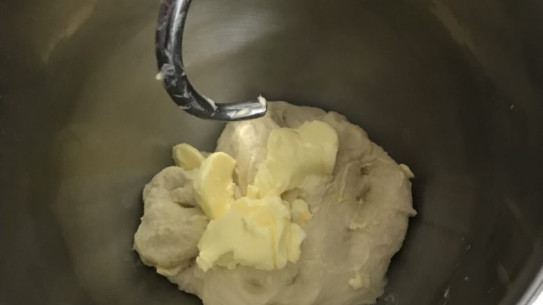 奶香绵绵白吐司,揉至扩展阶段后加入软化好的黄油