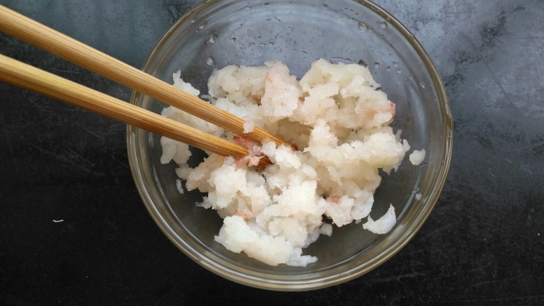 虾蓉土豆泥,磷虾肉取出切一块解冻，解冻好的虾肉用筷子拨散