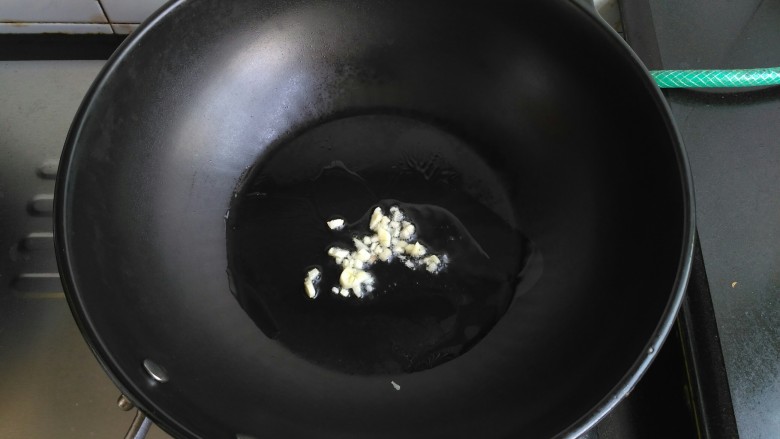 虾蓉土豆泥,起锅放少许油，拍个小蒜瓣放油锅爆香