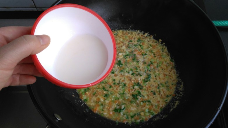 虾蓉土豆泥,取一小勺淀粉用水化开，倒入锅里勾芡