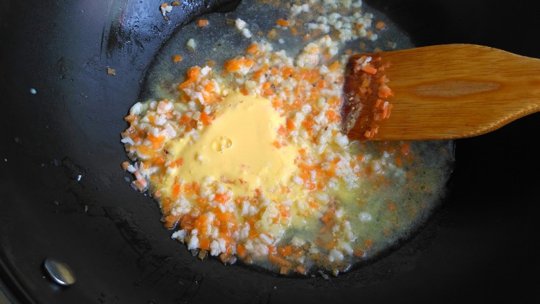 虾蓉土豆泥,倒入少许水，再把蛋黄糊倒入，翻炒均匀