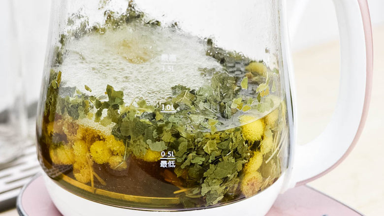 黄痰、浓鼻涕、风热感冒喝桑菊饮,全部一起放入，倒入水。煮15分钟。
