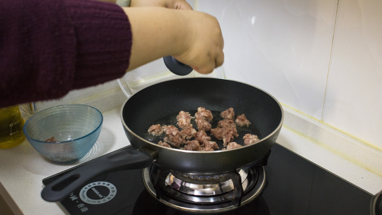 香酥肉末生菜卷,锅中倒入比平时多一点油，用手将肉泥尽量捻开放入锅中（全程大火）。