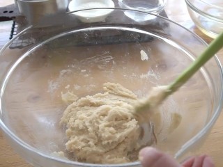意式抹茶马卡龙,用按压的方式将蛋清A、杏仁粉、糖粉混合均匀，盖上保鲜膜，备用