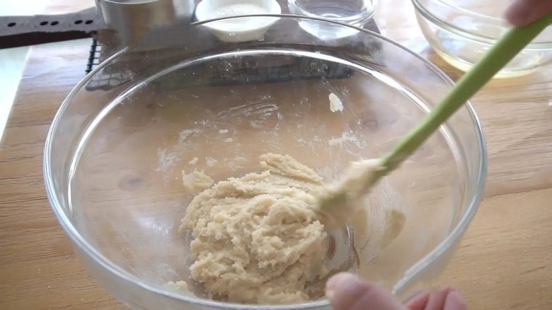意式抹茶马卡龙,用按压的方式将蛋清A、杏仁粉、糖粉混合均匀，盖上保鲜膜，备用