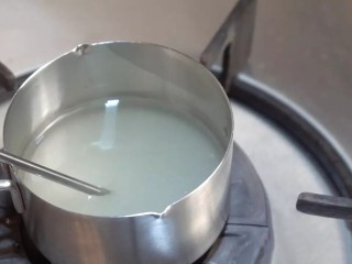 意式抹茶马卡龙,糖水:将细砂糖A和水混合均匀，小火加热，放入温度计（温度计不要接触到锅底）