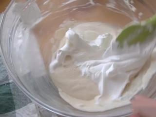 意式抹茶马卡龙,加入剩余的所有蛋白霜，先切拌一圈，再翻拌一次，这个过程再重复2-3次