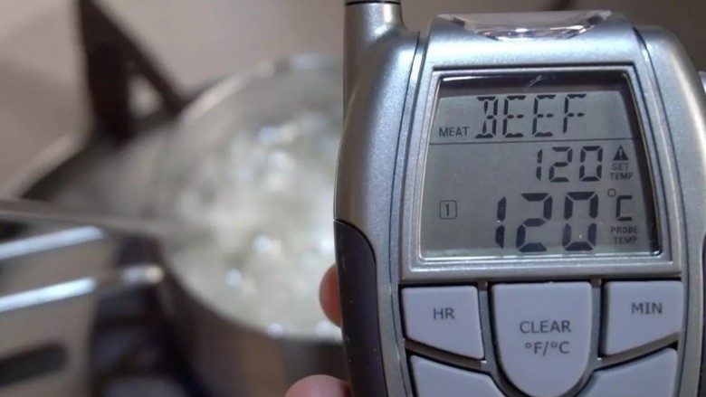 意式抹茶马卡龙,等糖水加热到120度，静置5-10秒
