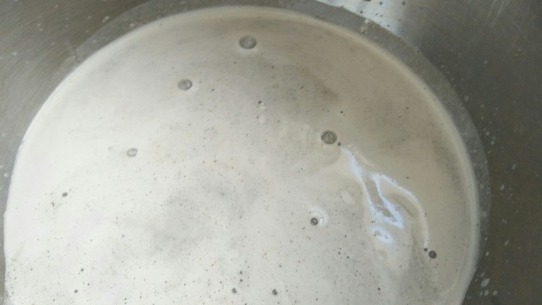 黑芝麻核桃乳,过筛以后的液体也是有泡沫的