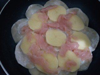 花边披萨~饺子皮平底锅版,放入切好土豆和鸡胸肉平铺在饺子皮上。