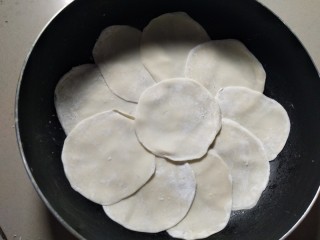 花边披萨~饺子皮平底锅版,最后一张饺子皮放在中间。