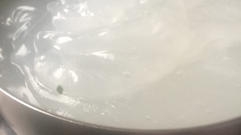 豌豆凉粉,碗边刷油后，倒入浆