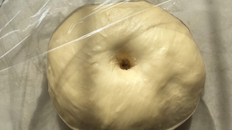 淡奶油牛角包,发酵好的面团，手指按下去有个圆圆的洞，不会弹即可