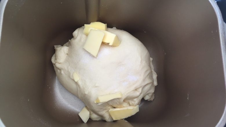 淡奶油牛角包,加入软化的黄油跟盐，继续揉均匀