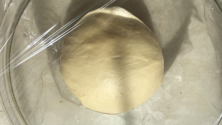 淡奶油牛角包,面团揉光滑，盖保鲜膜发酵至两倍大
