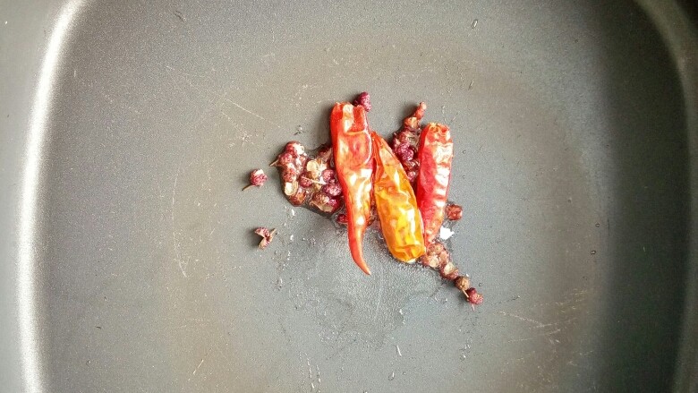 彩椒鸡胸便当,锅里烧热放一勺油，放入干辣椒和麻椒中火煸炒出香味！
