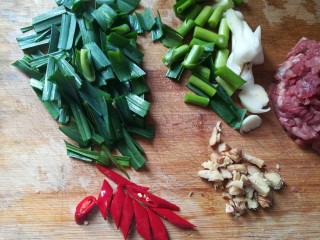 #舌尖上的乡愁#二月二，芥菜饭,姜蒜切碎。蒜分为蒜绿和蒜白，要分别下锅炒的。
