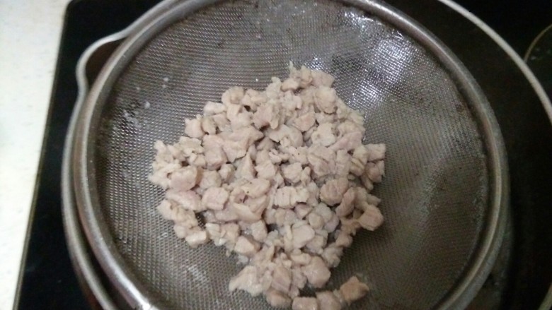 皮蛋瘦肉粥,焯完水可以看见很多雪沫，把肉捞上来记得冲干净