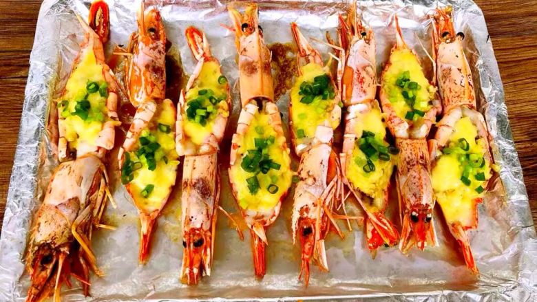 蒜蓉芝士焗阿根廷红虾,烤好拿出来撒上葱花，继续再烤五分钟