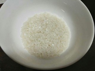 皮蛋瘦肉粥,米洗净