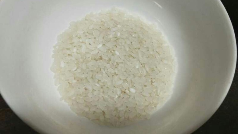 皮蛋瘦肉粥,米洗净
