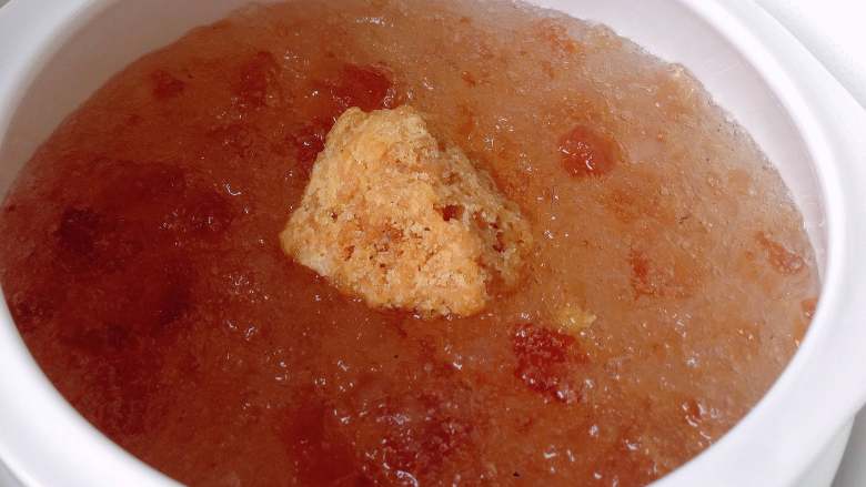 牛奶桃花泪,将炖好的桃胶放入雪燕中，放入适量石蜂糖或冰糖拌匀，切勿过度搅拌
