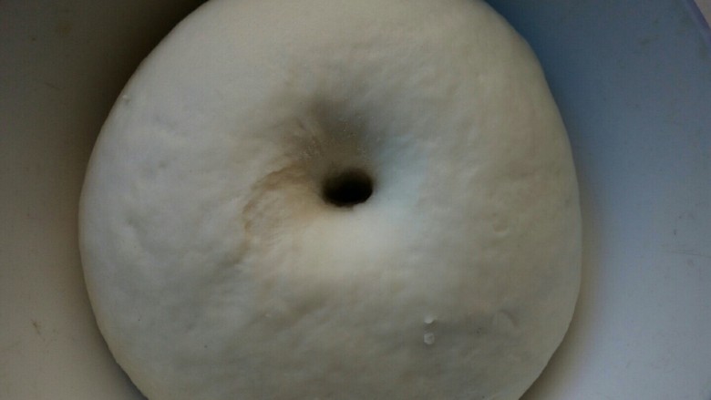 香菇豆沙包,用手指蘸点干面粉往面粉里戳个洞，不反弹，不回缩，就说明发酵好了