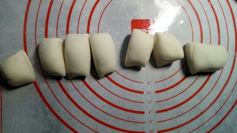 香菇豆沙包,将面团揉成长条状，切成等份的小剂子