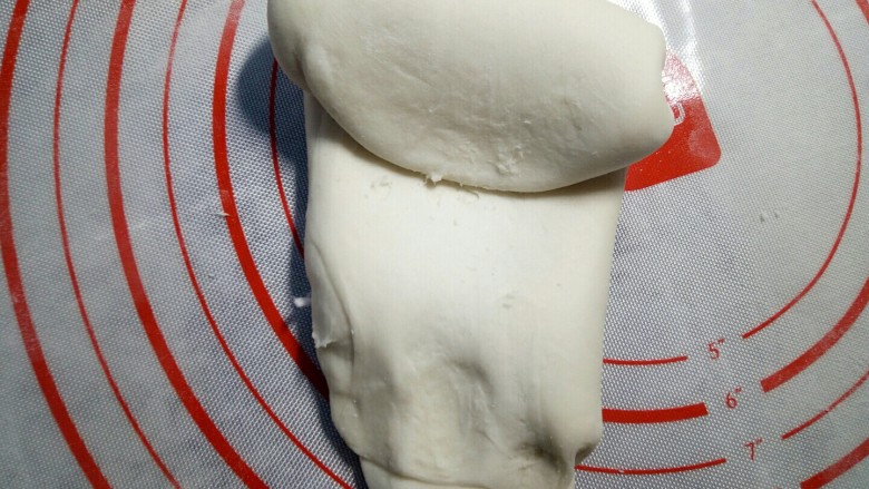 香菇豆沙包,用搓衣服的手法来回揉搓面团进行排气