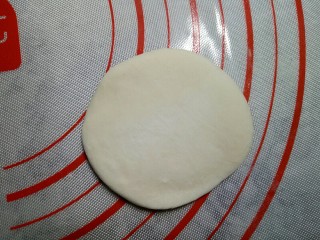 香菇豆沙包,取一个小面团摁扁