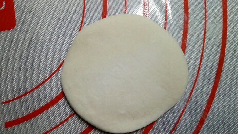 香菇豆沙包,取一个小面团摁扁