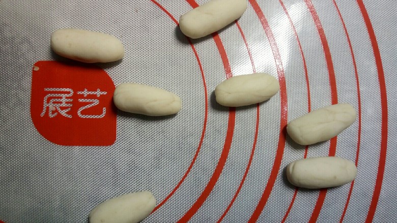 香菇豆沙包,最后留点白色面团做香菇梗，将每个小面团搓成小长条